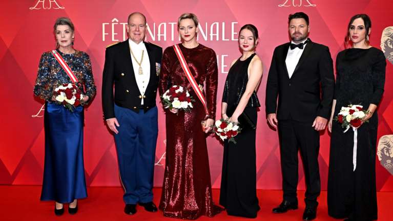 Gala στο Μονακό: Οι παγιέτες της Σαρλίν, το Chanel της Καρολίνας και η άγνωστη κόρη της με την αλαβάστρινη επιδερμίδα
