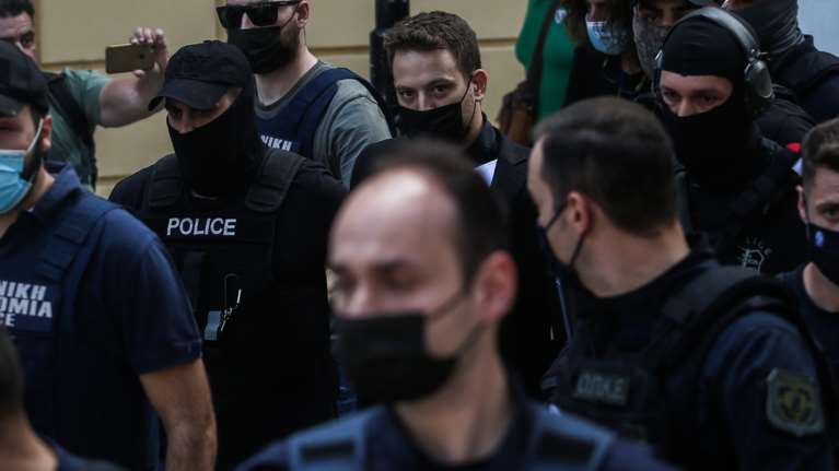 Γλυκά Νερά: Διαψεύδει ο Αναγνωστόπουλος ότι είχε παράλληλη σχέση - &quot;Είχε μια εμμονή που με φόβιζε&quot; λέει η γυναίκα