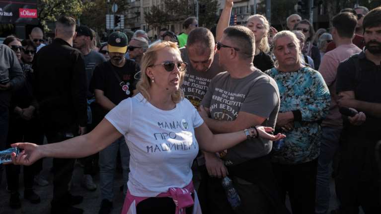 Σερβία όπως Σύνταγμα: Απεργία πείνας ξεκινά μητέρα θύματος της σιδηροδρομικής τραγωδίας του Νόβι Σαντ [εικόνες - βίντεο]
