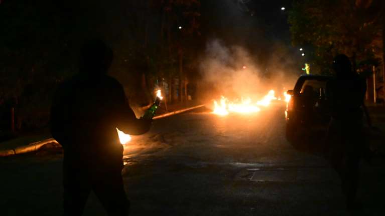 Επεισόδια στα Εξάρχεια μετά την πορεία για τον Γρηγορόπουλο: Πέτρες, μολότοφ, χημικά και φωτιά σε κάδους [εικόνες-βίντεο]