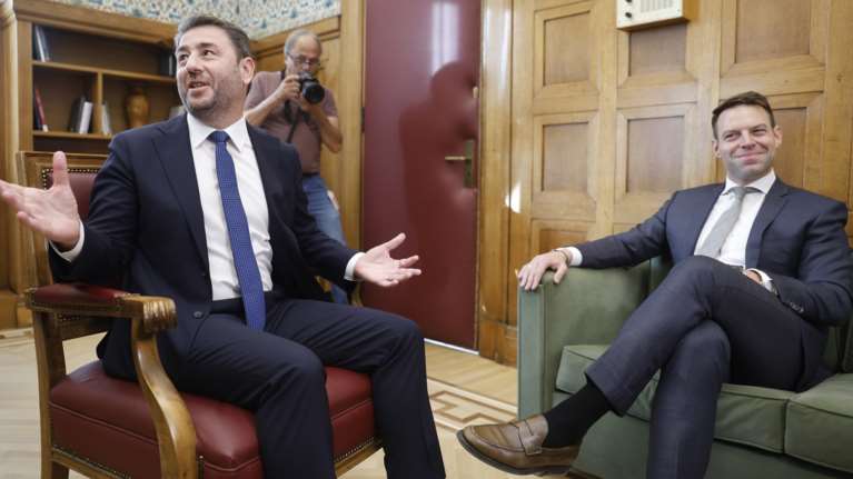 Ο Κασσελάκης ανατίναξε τις γέφυρες με το ΠΑΣΟΚ την ώρα που ο Μητσοτάκης &quot;αγκαλιάζει&quot; τον Σημίτη