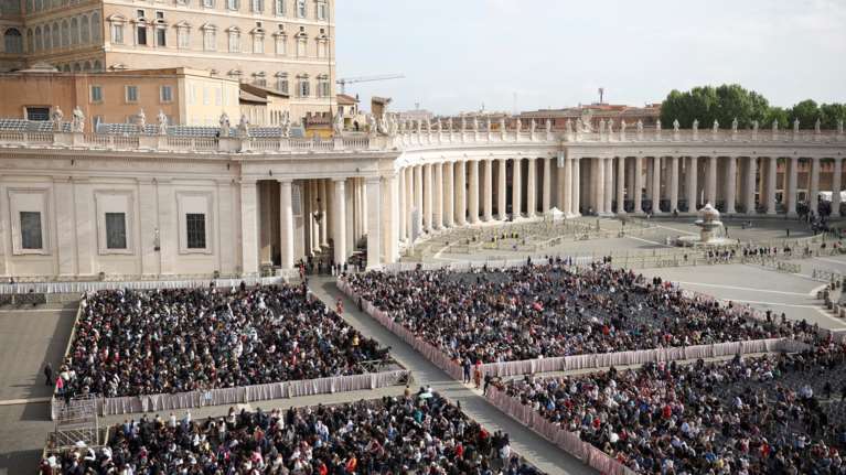 Σε λαϊκό προσκύνημα από σήμερα η σορός του πάπα Φραγκίσκου - Χιλιάδες πιστοί και ξένοι ηγέτες στο Βατικανό
