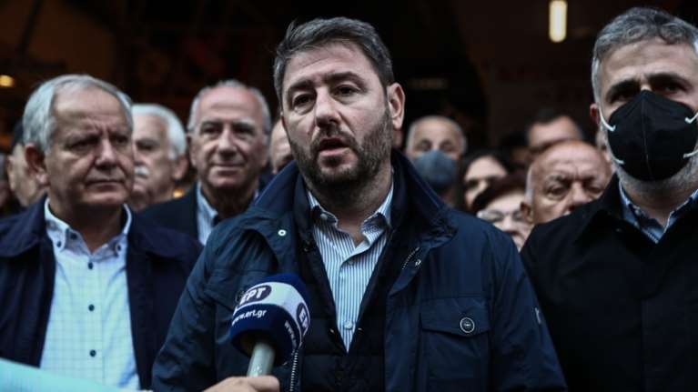 Ο Ανδρουλάκης στην αγορά της Καλλιθέας: Η κυβέρνηση χαϊδεύει τις τράπεζες και επιδοτεί τα υπερκέρδη