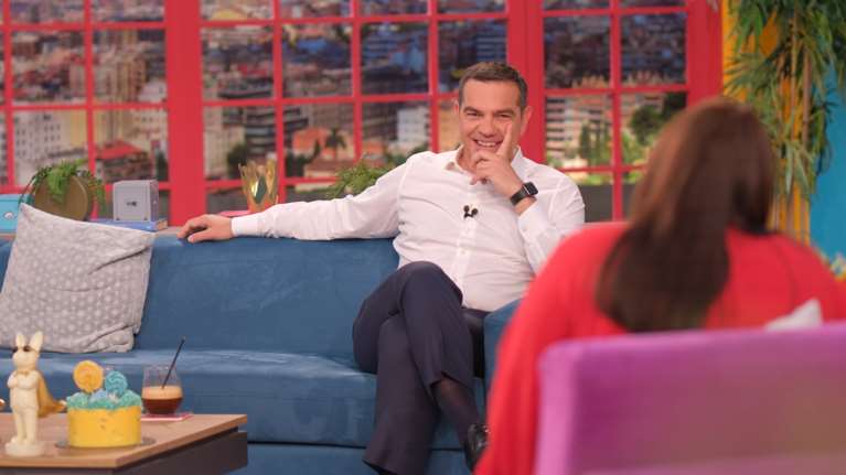Ο Τσίπρας στη Δανάη Μπάρκα: Είδε Maestro, τραβάει μόνος του τα βίντεο στο TikTok - &quot;Δεν είναι σκράπας ο Μητσοτάκης&quot;