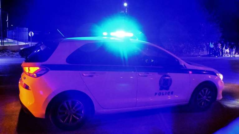 Πέταξαν εμπρηστικό μηχανισμό με κροτίδα σε αυλή σπιτιού εφοπλιστή στη Βάρη