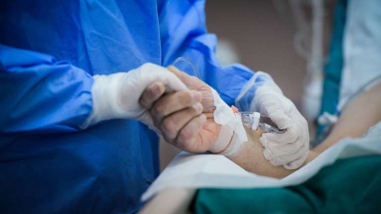 Απίστευτη τραγωδία στην Καβάλα: 45χρονος ασθενής με κορονοϊό και νοητική αναπηρία παρέμενε δύο μέρες δίπλα στη νεκρή μητέρα του