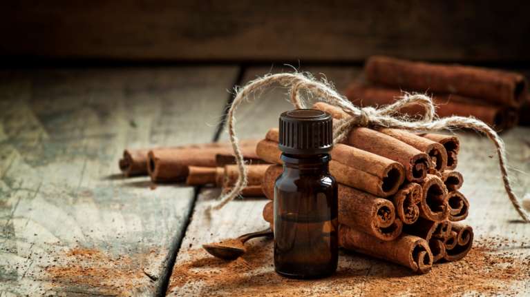 Αιθέριο έλαιο κανέλας: Για υγιές κυκλοφορικό, ανακούφιση συμπτωμάτων και όχι μόνο