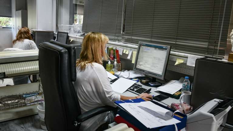 Πώς θα διαμορφωθούν ο κατώτατος και οι μισθοί στο Δημόσιο από το 2025