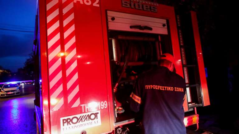Αργυρούπολη: Φωτιά σε υπόγειο με λάδια - Στο ισόγειο στεγάζεται ΚΕΠ