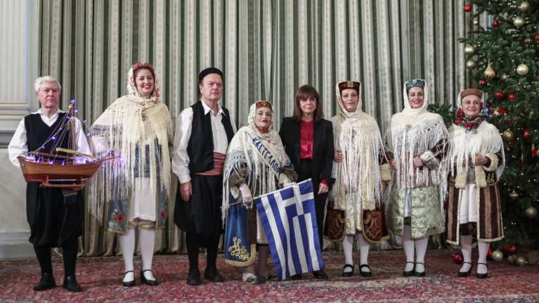 Κατερίνα Σακελλαροπούλου: Παραδοσιακά Κάλαντα Χριστουγέννων από ολόκληρη την Ελλάδα άκουσε η ΠτΔ