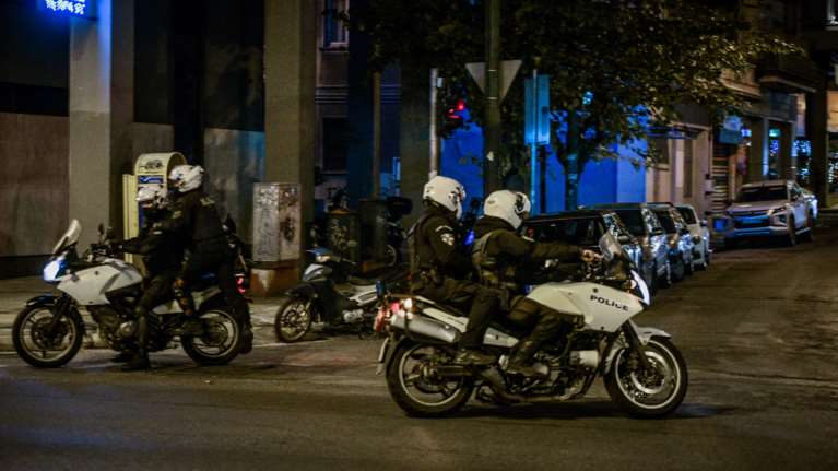 Ψεύτικη ταυτότητα δήλωσε ο 24χρονος που επιτέθηκε με ψαλίδι σε γυναίκα και δάγκωσε αστυνομικό – Είχε ήδη συλληφθεί 7 φορές