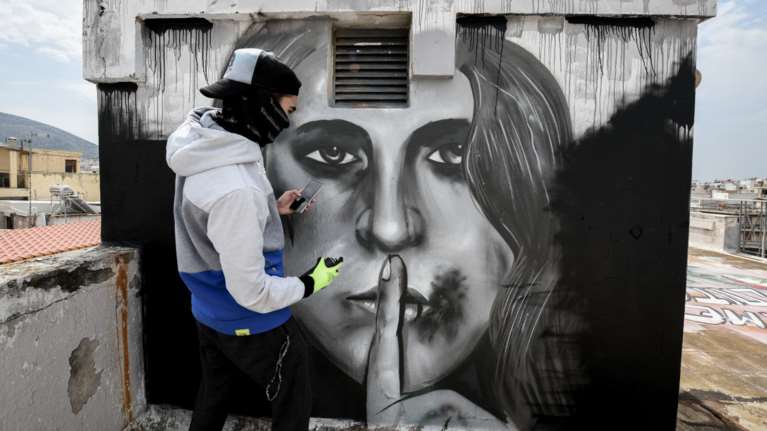 Ραγδαία αύξηση στα εγκλήματα ενδοοικογειακής βίας: Στοιχεία σοκ για την Ελλάδα