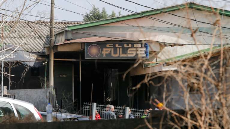 Β. Μακεδονία: Η στιγμή που τυλίγεται στις φλόγες η οροφή της ντίσκο -Πυροτεχνήματα η πιθανή αιτία, νεαροί τα περισσότερα θύματα