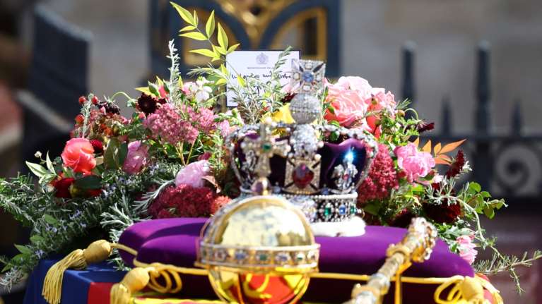 Κηδεία Ελισάβετ: Γιατί το στέμμα ήταν βιδωμένο - Το ευτράπελο με τον παππού της βασίλισσας το 1936 [βίντεο]