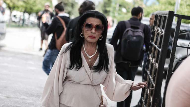 Ζωζώ Σαπουντζάκη: Ενοχλημένη από τις φήμες που αφορούν την κατάσταση της υγείας της – &quot;Μόνο κατάκοιτη δεν είναι&quot;