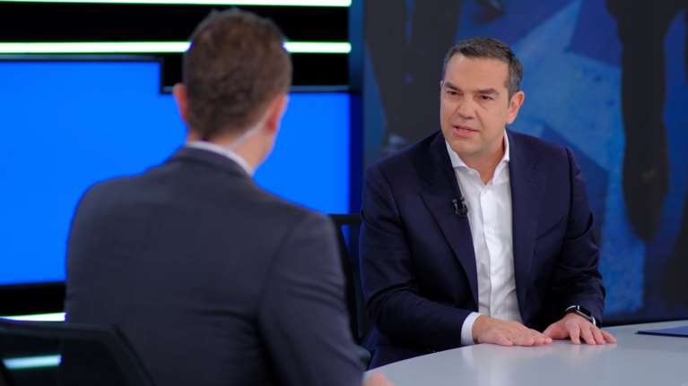 Τσίπρας κατά Μητσοτάκη: Κατηγορούσαν τον ΣΥΡΙΖΑ για επιδοματική πολιτική, σήμερα η μεσαία τάξη επιβιώνει με κουπόνια