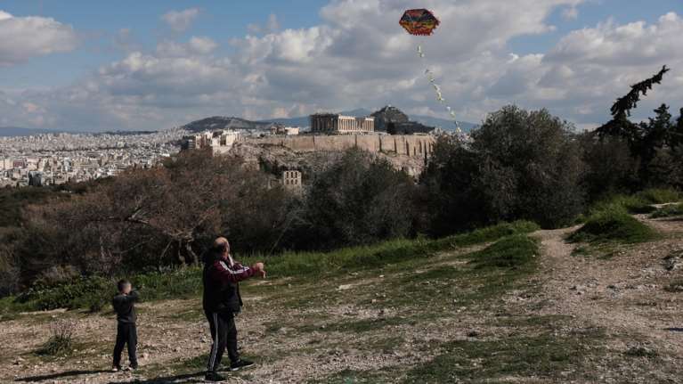 &quot;Τρελός&quot; ο καιρός το τριήμερο των Αποκριών: Από τη μία λασποβροχές, νοτιάδες και 20άρια και από την άλλη... χιόνια
