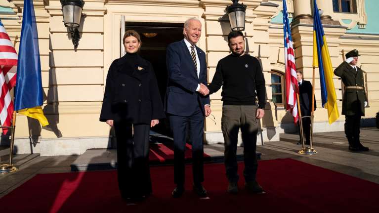 Ιστορική επίσκεψη Μπάιντεν στο Κίεβο: &quot;Ο Πούτιν πίστευε ότι θα μας νικήσει, έκανε λάθος&quot; - Νέο πακέτο βοήθειας 500 εκατ.