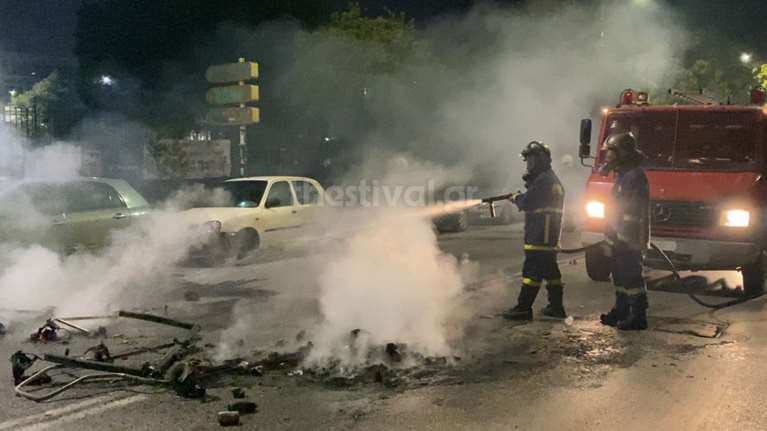 Επεισόδια στο ΑΠΘ: Επίθεση με μολότοφ κατά διμοιρίας ΜΑΤ - Πετροπόλεμος και δακρυγόνα [εικόνες-βίντεο]