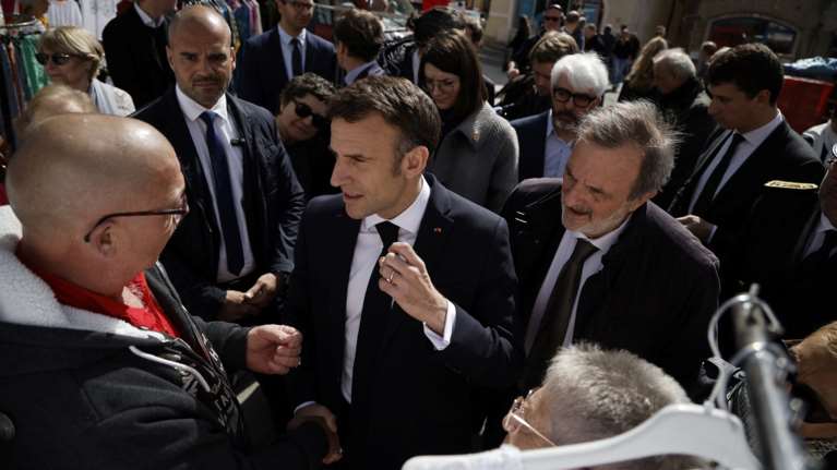 Γαλλία: Ο Μακρόν πήγε σε λαϊκή αγορά και τσακώθηκε - &quot;Πέντε χρόνια μάς πουλάς φούμαρα- Μη λες βλακείες&quot; [Βίντεο]