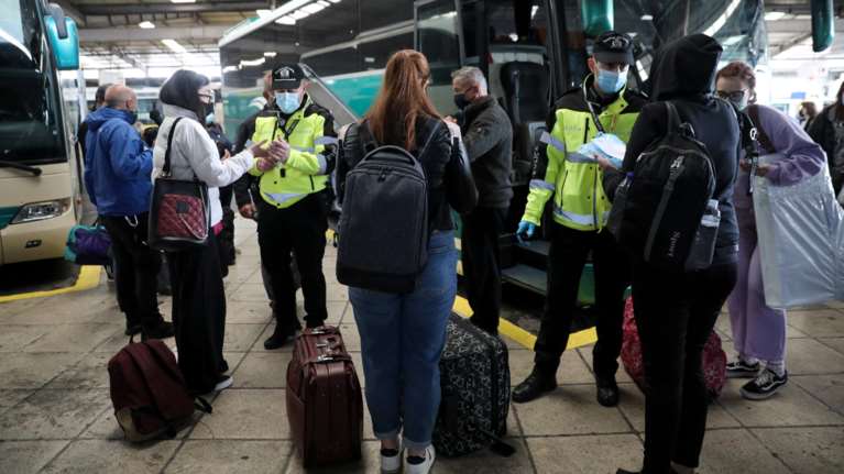 Κορονοϊός: Πώς θα γίνονται από Δευτέρα τα ταξίδια με αεροπλάνα, τρένα και ΚΤΕΛ