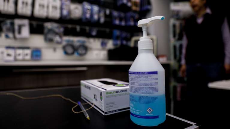 Ανάκληση δύο αντισηπτικών από τον ΕΟΦ- Οσοι τα αγόρασαν καλούνται να τα επιστρέψουν