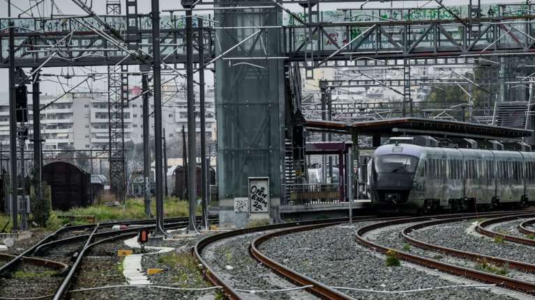 &quot;Δεν μπήκε σε λάθος γραμμή το τρένο στη Σίνδο&quot;, λέει ο Κυρανάκης και παρουσιάζει και βίντεο- Αλλα έλεγε η Hellenic Train