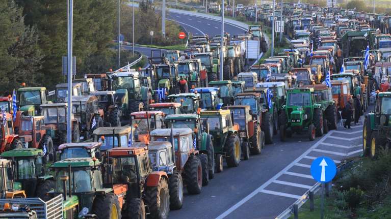 Η κυβέρνηση &quot;θυσιάζει&quot; Χασάπη και Σεμερτζίδου για να εξευμενίσει τους αγρότες - Σήμα για να μείνουν ανοιχτοί οι δρόμοι