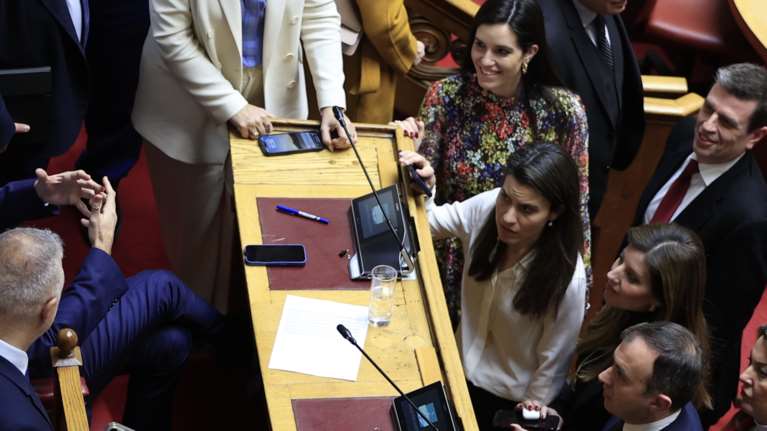 Νομοσχέδιο για ομόφυλα ζευγάρια: Η μπηχτή "γαλάζιων" για το ΠΑΣΟΚ και η νέα απάντηση Πολάκη - Ποιοί υπουργοί απείχαν