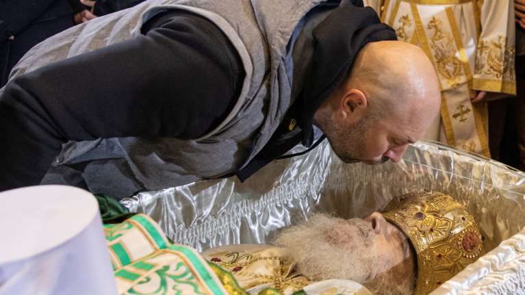 Αδιανόητες εικόνες συνωστισμού στη Σερβία: Φιλούν το σκήνωμα του Πατριάρχη Ειρηναίου που πέθανε από κορονοϊό [Εικόνες]
