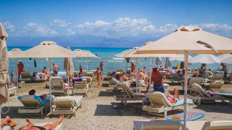 Το σχέδιο για το άνοιγμα του τουρισμού: Τα 5 βήματα για καλοκαιρινές διακοπές στην Ελλάδα