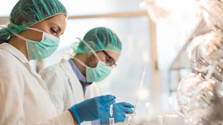 Κορονοϊός: Η ακτινογραφία των μεταλλάξεων Ομικρον 4 και 5 - Τι ξέρουμε μέχρι τώρα και πόσο επικίνδυνες είναι