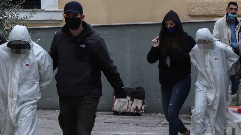 Εγκλημα στην Αγία Βαρβάρα: Στον ανακριτή με άσπρες φόρμες η 15χρονη κόρη της 50χρονης και ο Ρουμάνος [εικόνες]