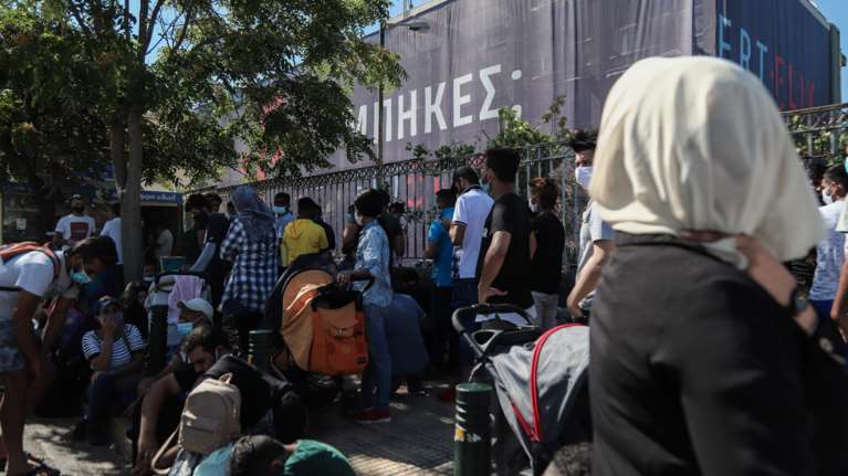 Ουρές από τα ξημερώματα στην Υπηρεσία Ασύλου - Περισσότεροι από 80 άνθρωποι στο πεζοδρόμιο [βίντεο]