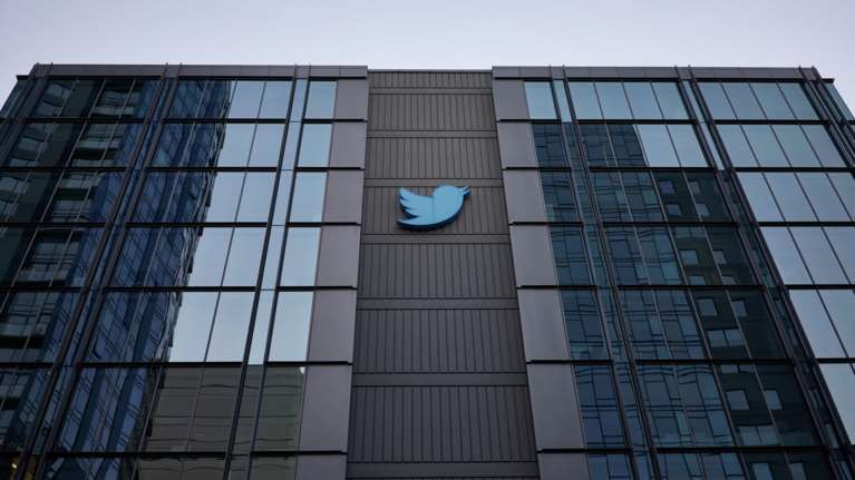 Το Twitter βγάζει σε... δημοπρασία τα υπάρχοντά του μετά τις μαζικές απολύσεις