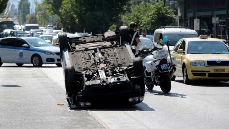 Απίστευτο τροχαίο στην Αλεξάνδρας: Αναποδογύρισε αυτοκίνητο στη μέση του δρόμου