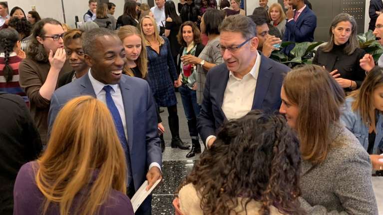 Κορονοϊός: Έκκληση από τον Mr. Pfizer - &quot;Σας παρακαλώ φορέστε μάσκες&quot;