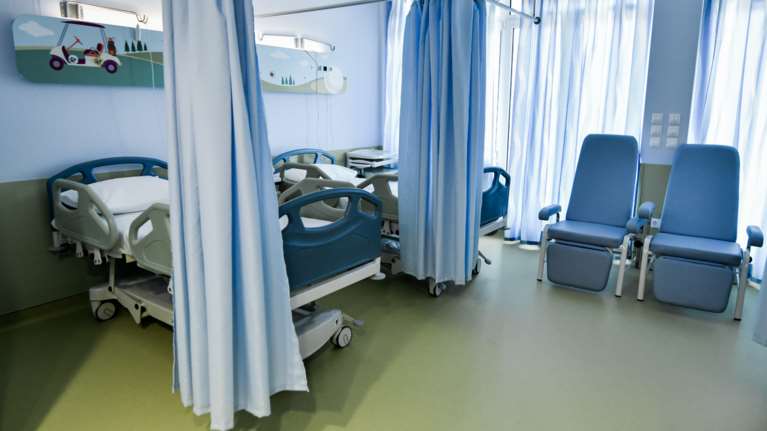 Πατήσια: Στο Αυτόφωρο ο 27χρονος πατέρας που κάπνιζε ναρκωτικά δίπλα από την ενός έτους κορούλα του