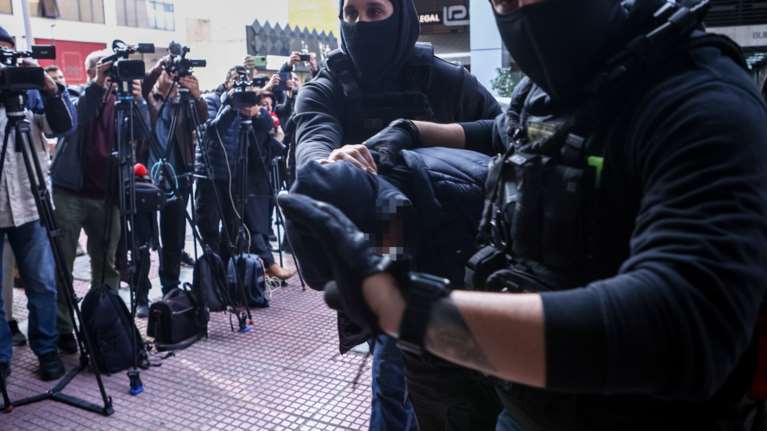 Ρέντης: Στην ανακρίτρια ο 18χρονος για τη φωτοβολίδα εναντίον του αστυνομικού - Ποιες κατηγορίες αντιμετωπίζει