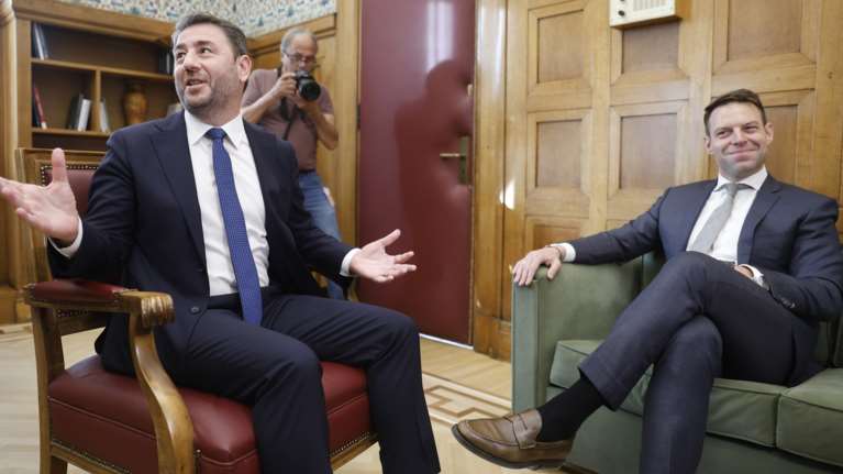 Στην Opap arena ο Κασσελάκης για τον τελικό: &quot;Σε θύρα φιλάθλων και όχι στα VIP&quot; - Παρών και ο Ανδρουλάκης με τον γιο του