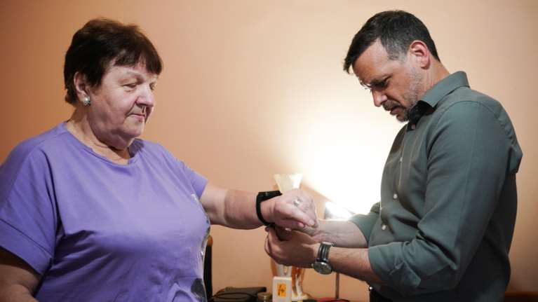 Δήμος Αθηναίων: Πρόγραμμα &quot;Γερνάω έξυπνα&quot; με έξυπνα ρολόγια - &quot;70 ευάλωτοι συμπολίτες μας θα αποκτήσουν φύλακα άγγελο&quot;