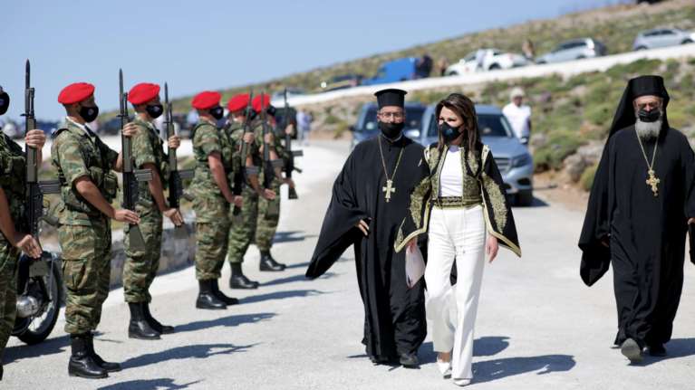 Η Γιάννα Αγγελοπούλου με παραδοσιακή &quot;φορεσιά&quot; στα Σφακιά - Για την επέτειο των 200 χρόνων από την Ελληνική Επανάσταση