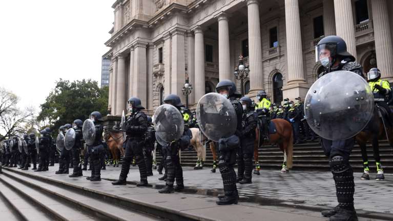 Μελβούρνη: Μπίλιες πιπεριού και σφαίρες καουτσούκ από την αστυνομία για να διαλύσουν χιλιάδες διαδηλωτές