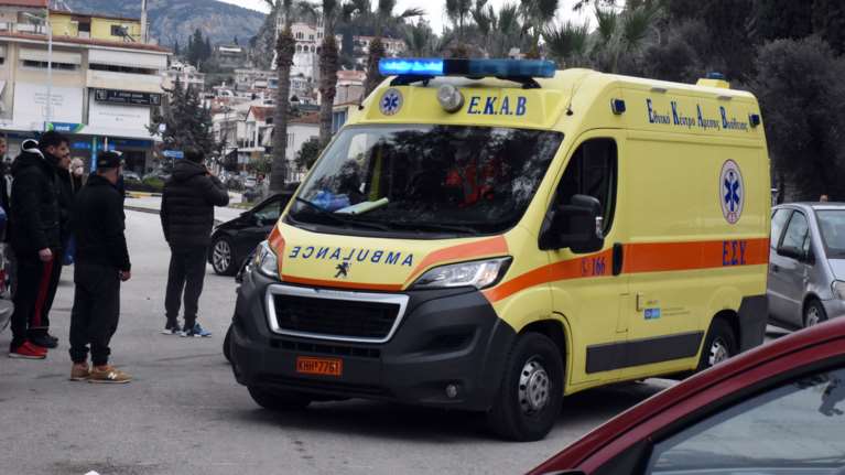 Τροχαίο στη Νίκαια: Σχολικό λεωφορείο συγκρούστηκε με ΙΧ και φορτηγό - Δεν υπάρχουν τραυματίες