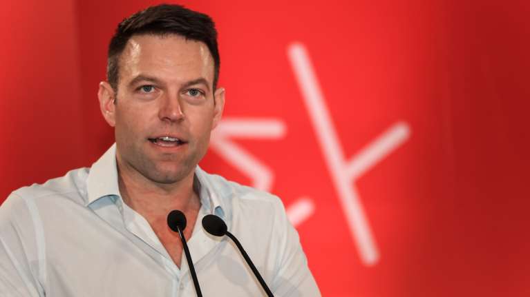 Περιπέτεια στον αέρα για τον Κασσελάκη- Το αεροπλάνο του δεν προσγειώθηκε στη Ρόδο λόγω καιρού και επέστρεψε στην Αθήνα