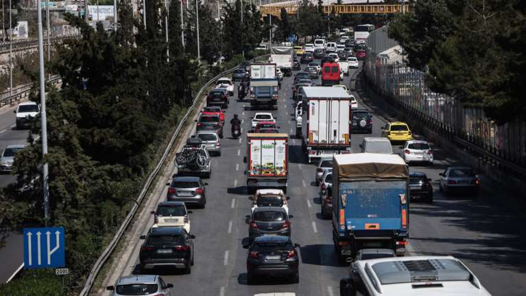Στο κόκκινο οι δρόμοι της Αθήνας: Σοβαρό τροχαίο στον Κηφισό – Τεράστιο μποτιλιάρισμα