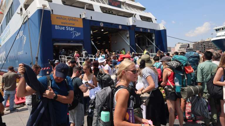 Δεκαπενταύγουστος: Κορυφώνεται η έξοδος των αδειούχων - Γεμάτα αναχωρούν τα πλοία από τον Πειραιά