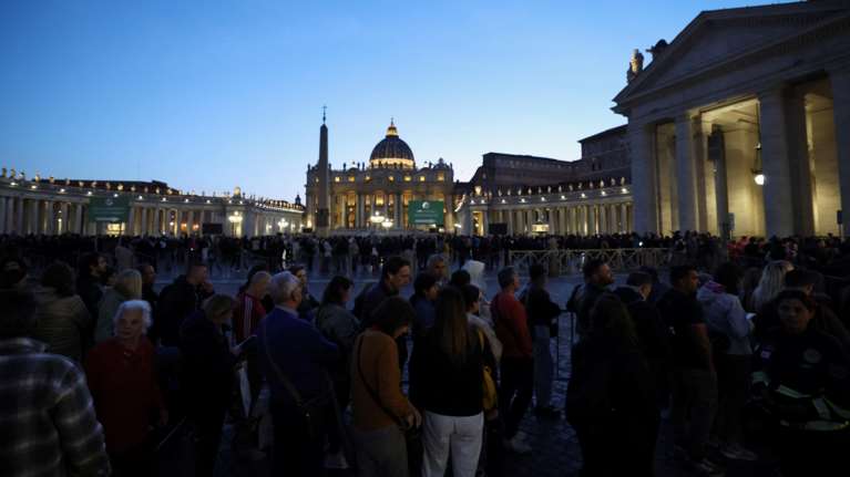 Πάπας Φραγκίσκος: Πάνω από 100.000 πιστοί στην πλατεία του Αγίου Πέτρου - Σε εξέλιξη το λαϊκό προσκύνημα