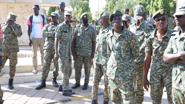 Στρατιωτικό πραξικόπημα στο Σουδάν: Στρατιώτες στους δρόμους - Κόπηκε το διαδίκτυο - Έκλεισε το αεροδρόμιο