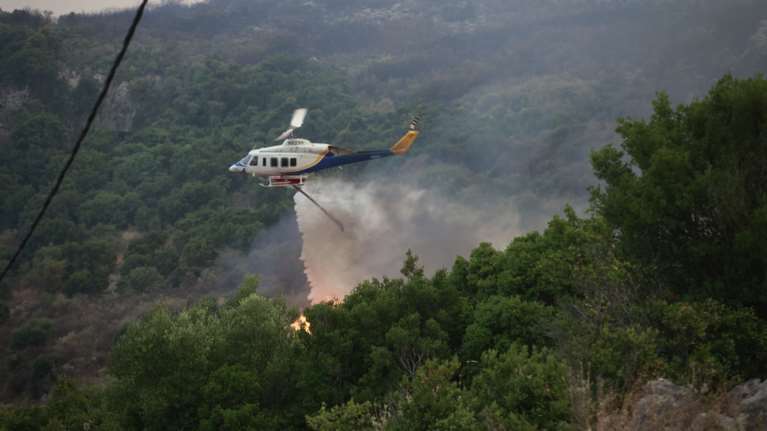 Φωτιά στο Ηράκλειο: Ισχυρές δυνάμεις της Πυροσβεστικής στην περιοχή Κάτω Καλύβια